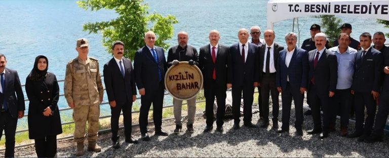 Vali Küçük ve Özhan Kızılin’i Vatandaşlarla Gezdi