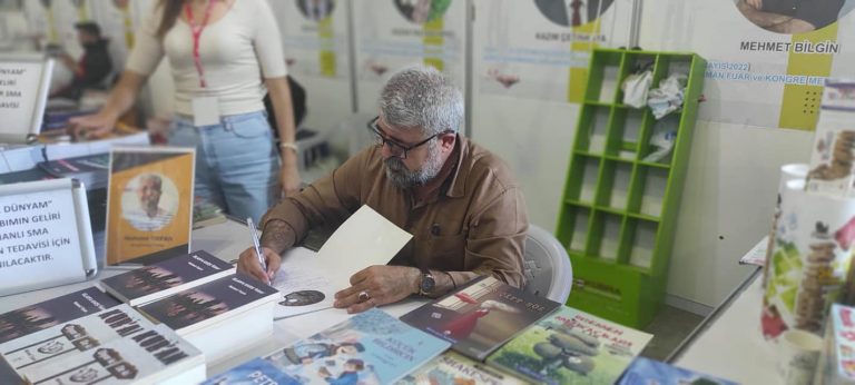 Yazar Mehmet Tırpan’a kitap fuarında büyük ilgi
