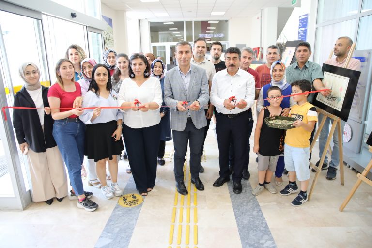 Kız öğrenci yurdundaki öğrencilerden el sanatları sergisi