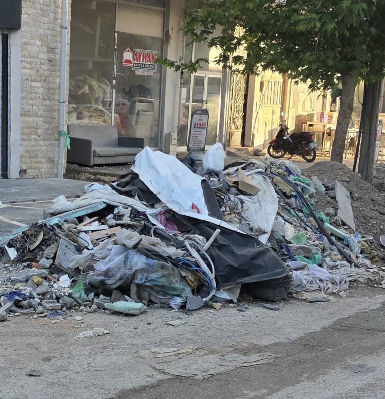Şehrin En İşlek Caddesinde Aylardır Kaldırılmayan Moloz Tepki Çekiyor